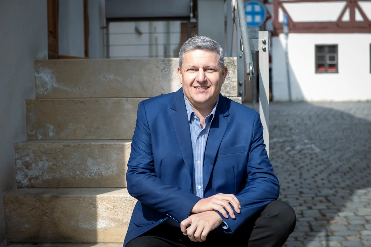 Christian Aust in seiner Arbeitsumgebung